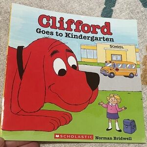 Scholastic Clifford Goes to Kindergarten Book - Red and Blue